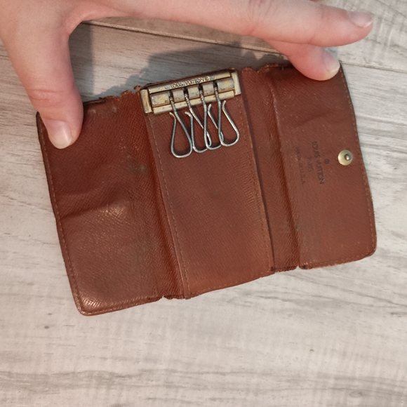 LOUIS VUITTON Key Case Monogram - Picture 8 of 12
